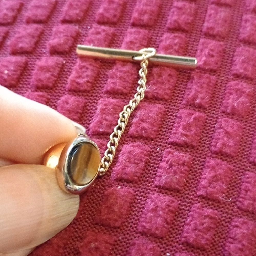 Beautiful brownstone tie tack
